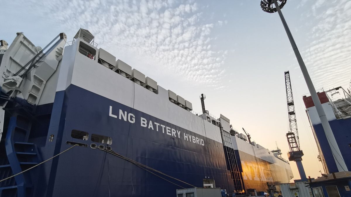 First WinGD iCER-equipped, LNG-battery hybrid PCTCs delivered